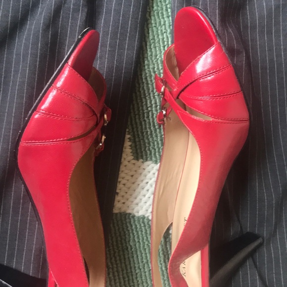 Red sling backs silver buckles 8.5 - Picture 3 of 5